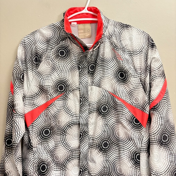 Saucony Black & White Circular Print Running Jacket w Coral Accents - Picture 3 of 15